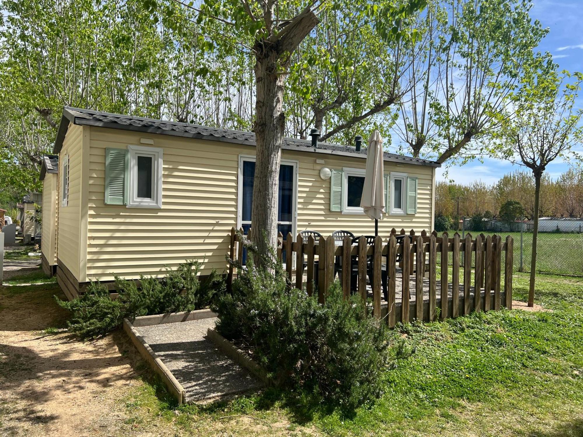 Camping Bungalow El Llac De Banyoles Porqueres Exteriör bild