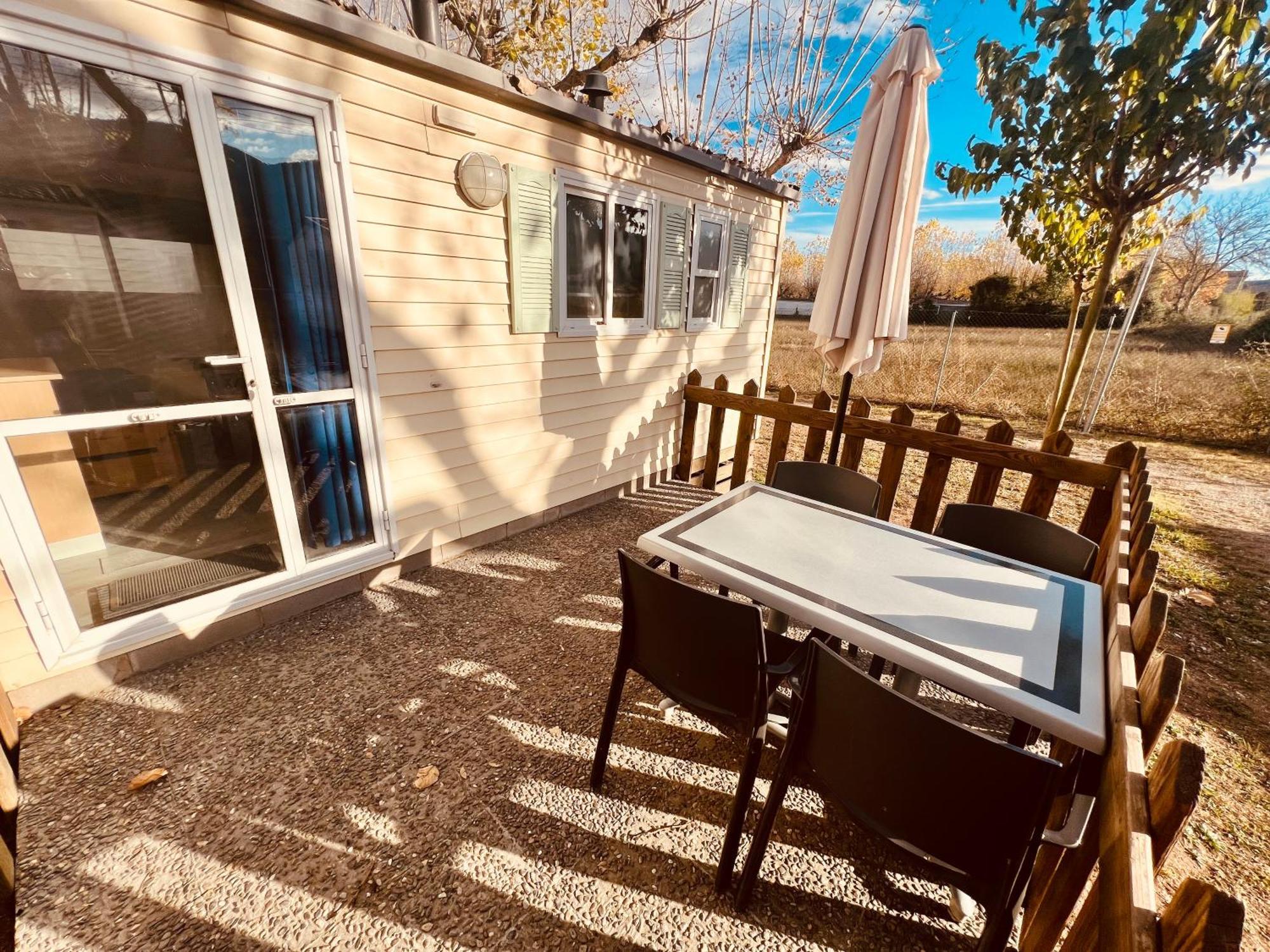 Camping Bungalow El Llac De Banyoles Porqueres Rum bild